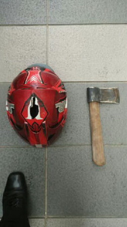 Perampok berkapak Rampok Mahasiswa, Kapak Nancap di Helm Korban